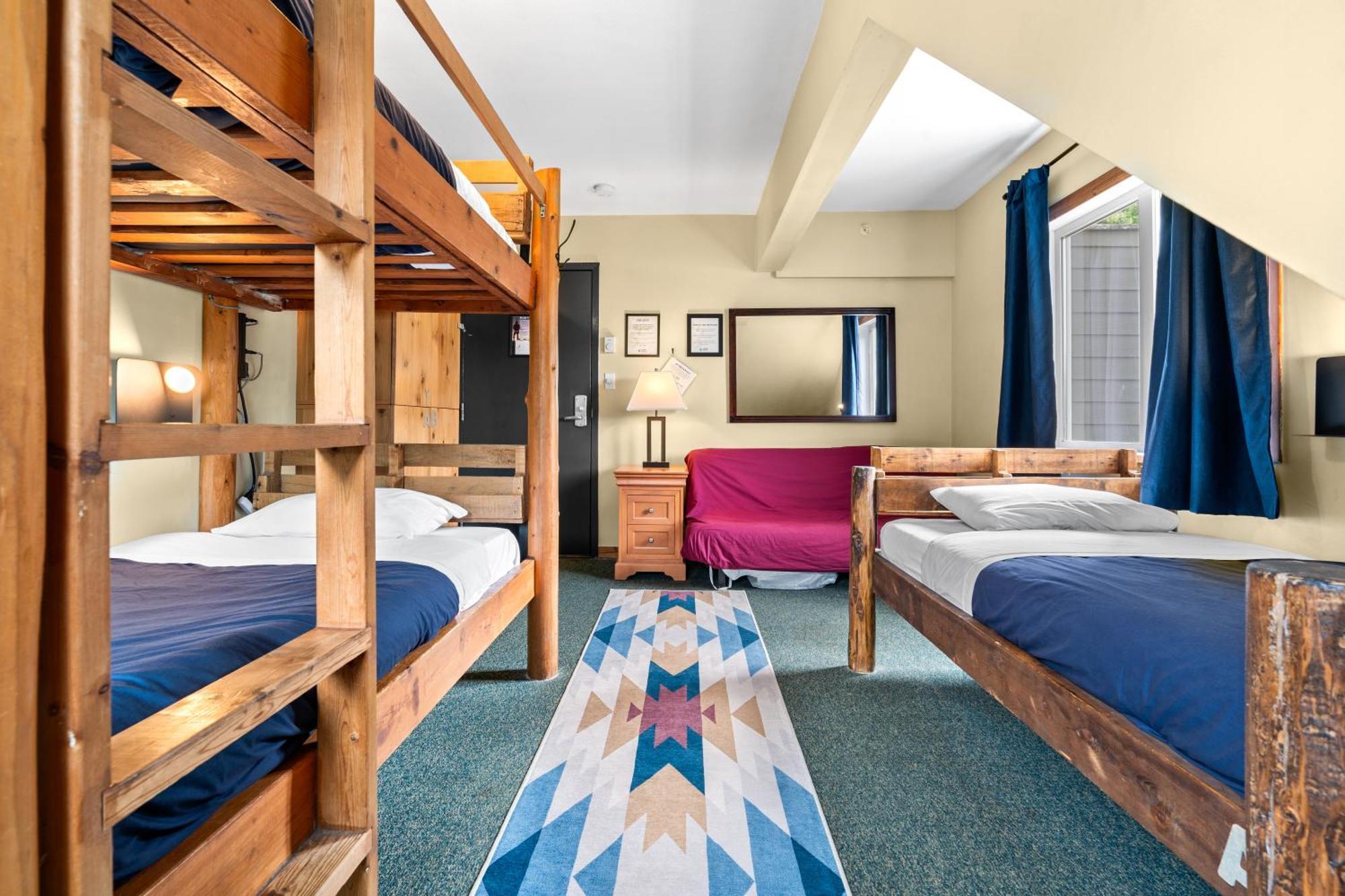 Private Room 3 Single Beds